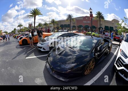 PEMBROKE Pines, FL - 14 dicembre: Super Car Sabato Florida con incredibile lusso, Sport, Classic, esotico, Super e Hyper vetture. Ogni secondo sabato del mese. Portato a voi da Lamborghini Broward, una divisione di Warren Henry Auto Group il 14 dicembre 2019, a 527 SW 145Terrazza, Pembroke Pines, Florida 33330 in Pembroke Pines, Florida Persone: atmosfera Credito: tempeste Media Group/Alamy Live News Foto Stock