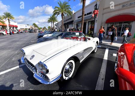 PEMBROKE Pines, FL - 14 dicembre: Super Car Sabato Florida con incredibile lusso, Sport, Classic, esotico, Super e Hyper vetture. Ogni secondo sabato del mese. Portato a voi da Lamborghini Broward, una divisione di Warren Henry Auto Group il 14 dicembre 2019, a 527 SW 145Terrazza, Pembroke Pines, Florida 33330 in Pembroke Pines, Florida Persone: atmosfera Credito: tempeste Media Group/Alamy Live News Foto Stock