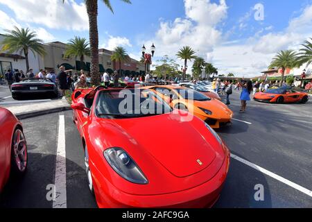 PEMBROKE Pines, FL - 14 dicembre: Super Car Sabato Florida con incredibile lusso, Sport, Classic, esotico, Super e Hyper vetture. Ogni secondo sabato del mese. Portato a voi da Lamborghini Broward, una divisione di Warren Henry Auto Group il 14 dicembre 2019, a 527 SW 145Terrazza, Pembroke Pines, Florida 33330 in Pembroke Pines, Florida Persone: atmosfera Credito: tempeste Media Group/Alamy Live News Foto Stock