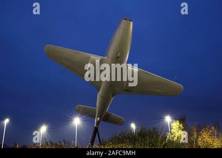 Un monumento a Frank Whittle, inventore del motore jet, vicino a Lutterworth. Il monumento comprende una mezza scala replica di un Gloster aereo jet. Foto Stock