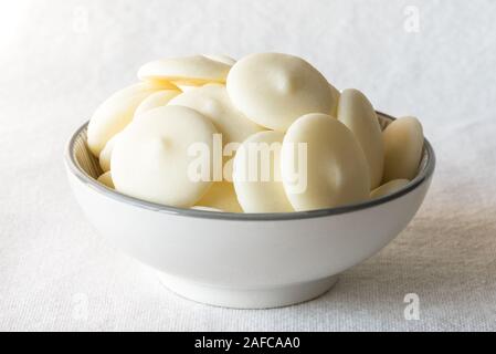 Il cioccolato bianco dischi di cottura Foto Stock