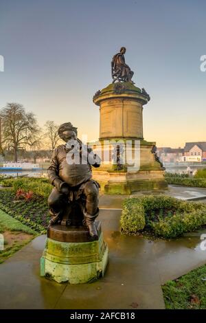 Falstaff, bronzo e pietra, Shakespeare Memorial dal Signore Ronald Gower, Stratford upon Avon, Warwickshire, Inghilterra, Regno Unito Foto Stock