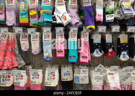 Ampia selezione di baby calze in negozio. Multi-colore di calzini per bambini di qualsiasi età. Foto Stock