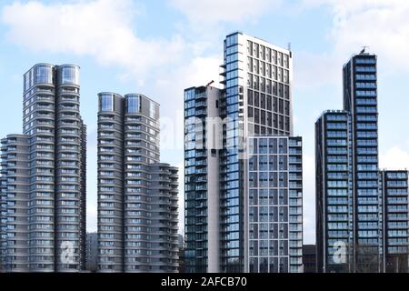 Londra REGNO UNITO 12 dic 2019 - Nuovi appartamenti skyline di formatura su inverni di giorno Foto Stock