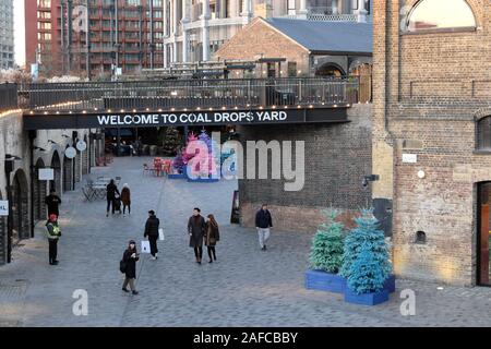 Benvenuti al carbone scende nel cortile del centro commerciale e per lo shopping a Natale in Kings Cross area di Camden Londra Inghilterra KATHY DEWITT Foto Stock