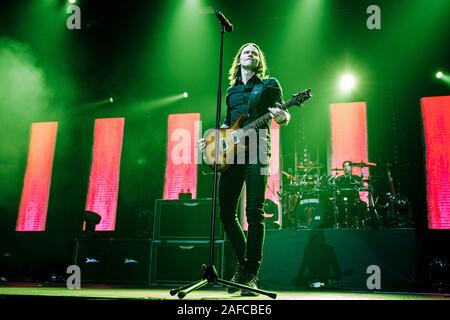 Nottingham, Regno Unito. Xiv Dic, 2019. Myles Kennedy degli Alter Bridge si esibisce dal vivo sul palco del Motorpoint Arena di Nottingham, UK. Credito: Andy Gallagher/Alamy Live News Foto Stock