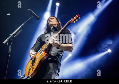 Nottingham, Regno Unito. Xiv Dic, 2019. Myles Kennedy degli Alter Bridge si esibisce dal vivo sul palco del Motorpoint Arena di Nottingham, UK. Credito: Andy Gallagher/Alamy Live News Foto Stock