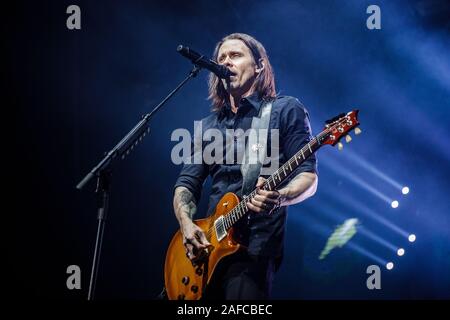 Nottingham, Regno Unito. Xiv Dic, 2019. Myles Kennedy degli Alter Bridge si esibisce dal vivo sul palco del Motorpoint Arena di Nottingham, UK. Credito: Andy Gallagher/Alamy Live News Foto Stock