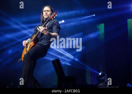 Nottingham, Regno Unito. Xiv Dic, 2019. Myles Kennedy degli Alter Bridge si esibisce dal vivo sul palco del Motorpoint Arena di Nottingham, UK. Credito: Andy Gallagher/Alamy Live News Foto Stock