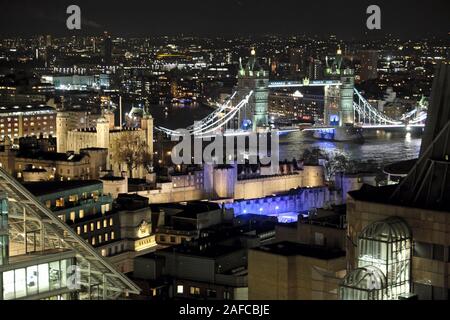 Tempo di notte vista del Tower Bridge e la Torre di Londra illuminazioni in Londra England Regno Unito KATHY DEWITT Foto Stock