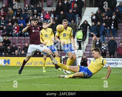 Tynecastle Park , Edimburgo, Scozia;UK.XIV 19 dic. Cuori 0 vs St Johnstone 1Scottish Premiership Match St Johnstone Jason Kerr cancella da cuori Aidan Keena. Foto Stock