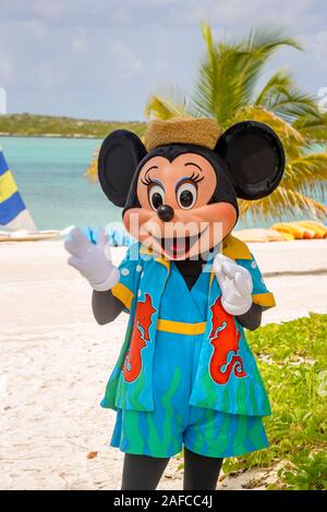 Minnie Mouse sul carattere sulla spiaggia di Castaway Cay, un isola privata nelle Bahamas per Disney Cruise Line navi, vicino a Great Abaco Island Foto Stock