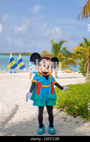 Minnie Mouse sul carattere sulla spiaggia di Castaway Cay, un isola privata nelle Bahamas per Disney Cruise Line navi, vicino a Great Abaco Island Foto Stock