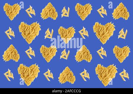 Modello con la pasta su un viola sfondo luminoso. A forma di cuore la pasta. Foto Stock