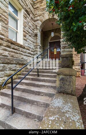 DALLAS, OREGON - 11 Maggio 2015: passi conducono all'ingresso di Polk County Courthouse Foto Stock