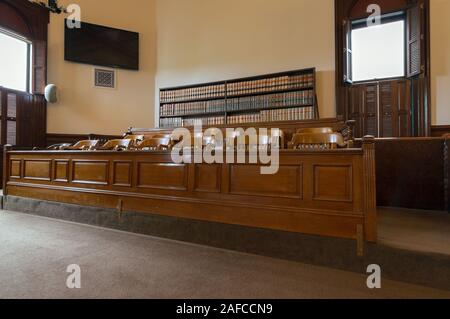 DALLAS, OREGON - 11 Maggio 2015: Luce da finestre aperte cade sulla scatola della giuria nelle aule di un tribunale in Polk County Courthouse Foto Stock