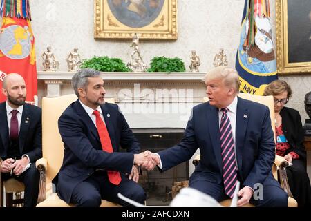 Washington, Stati Uniti d'America. Xiii Dec, 2019. Presidente Trump accoglie favorevolmente il Paraguay presidente Mario Abdo Benitez Venerdì, Dicembre 13, 2019, all Ufficio Ovale della Casa Bianca. Persone: Presidente Trump, Mario Abdo Benitez Credito: tempeste Media Group/Alamy Live News Foto Stock