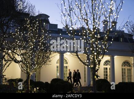 Washington, Stati Uniti d'America. Undicesimo Dec, 2019. Presidente Trump passeggiate con il Segretario del Tesoro Steven Mnuchin e Senior Advisor del Presidente Jared Kushner Martedì, Dicembre 11, 2019, lungo il colonnato della Casa Bianca Persone: Presidente Trump, Steven Mnuchin, Jared Kushner Credito: tempeste Media Group/Alamy Live News Foto Stock