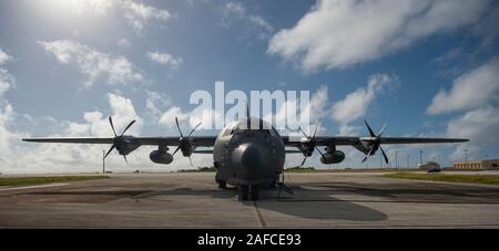 Un Royal Australian Air Force C-130J Super Hercules assegnato al n. 37 Squadron RAAF è mostrato sulla linea volo di Andersen Air Force Base a sostegno del funzionamento di caduta di Natale 2019 su AAFB, Guam, Dic 12, 2019. OCD fornisce una singolare opportunità di formazione per gli Stati Uniti Air Force e la sua partnership alleati il Giappone Aria forza di autodifesa, il Royal Australian Air Force e il Royal New Zealand Air Force in esecuzione di aria scende al di sotto di luoghi sconosciuti, una specialità utilizzato nel austero e ambienti tranquilli. (U.S. Air Force foto di Airman 1. classe di Michael S. Murphy) Foto Stock