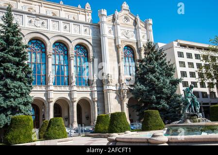 Vigadó,di solito tradotto come "luogo di allegria' di Budapest è la seconda più grande sala da concerto, situato sulla sponda orientale del Danubio a Budapest, Foto Stock