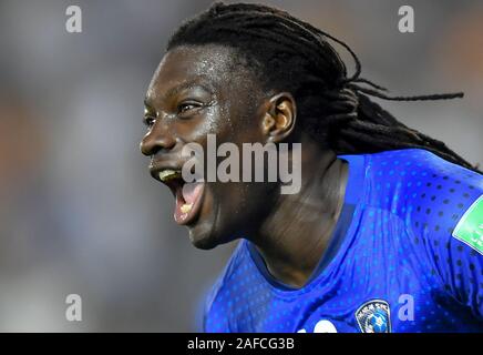 Doha in Qatar. Xiv Dic, 2019. Bafetimbi Gomis di Al Hilal FC celebra dopo rigature durante il FIFA Club World Cup Qatar 2019 Secondo turno match tra Arabia Saudita Al Hilal FC e della Tunisia è Esperance Sportive de Tunisi al Jassim bin Hamad Stadium a Doha, capitale del Qatar, a Dic. 14, 2019. Credito: Nikku/Xinhua/Alamy Live News Foto Stock