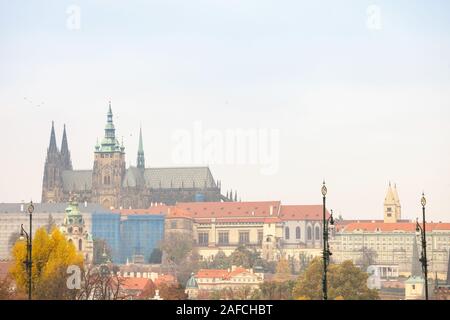Panorama della città vecchia di Praga Repubblica Ceca, con un focus su Hradcany hill e il Castello di Praga con la Cattedrale di San Vito (Prazsky hill) vedere Foto Stock