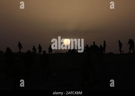 Pechino, Cina. Xiii Dec, 2019. I dimostranti palestinesi si scontrano con le truppe israeliane nella zona centrale della striscia di Gaza, Dic 13, 2019. Credito: Khaled Omar/Xinhua/Alamy Live News Foto Stock