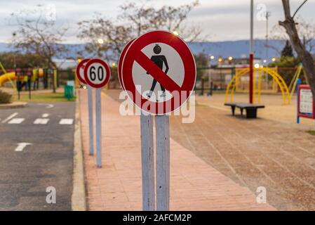 Unità di formazione per i bambini. Traffico esperienza educativa - area di esercitazione per i bambini. Mini auto road, segnaletica stradale e semaforo. Foto Stock