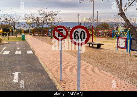 Unità di formazione per i bambini. Traffico esperienza educativa - area di esercitazione per i bambini. Mini auto road, segnaletica stradale e semaforo. Foto Stock
