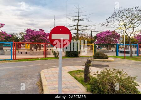 Unità di formazione per i bambini. Traffico esperienza educativa - area di esercitazione per i bambini. Mini auto road, segnaletica stradale e semaforo. Foto Stock
