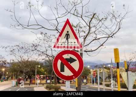 Unità di formazione per i bambini. Traffico esperienza educativa - area di esercitazione per i bambini. Mini auto road, segnaletica stradale e semaforo. Foto Stock