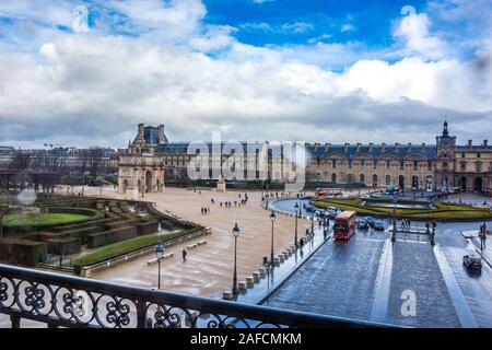 Interno del Museo del Louvre a Parigi città con persone e visitatori di camminare e scattare foto Foto Stock