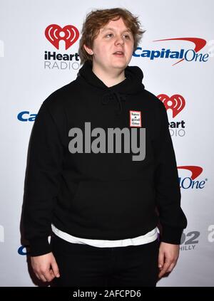 PHILADELPHIA, PA, Stati Uniti d'America - 11 dicembre 2019: Lewis Capaldi a Q102's iHeartRadio Jingle Ball a Wells Fargo Center. Foto Stock