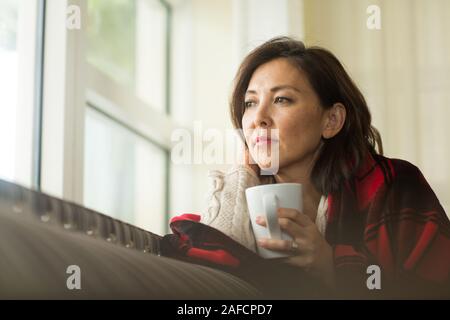 Ritratto di una donna asiatica matura in profondo pensiero. Foto Stock