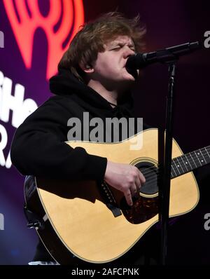 PHILADELPHIA, PA, Stati Uniti d'America - 11 dicembre 2019: Lewis Capaldi a Q102's iHeartRadio Jingle Ball a Wells Fargo Center. Foto Stock