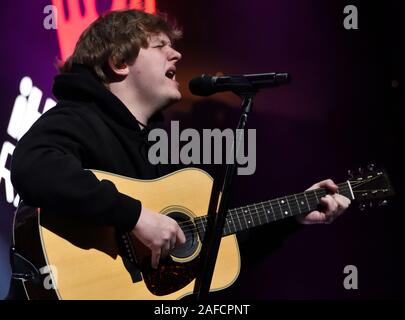 PHILADELPHIA, PA, Stati Uniti d'America - 11 dicembre 2019: Lewis Capaldi a Q102's iHeartRadio Jingle Ball a Wells Fargo Center. Foto Stock