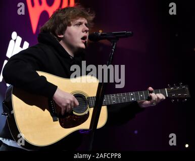 PHILADELPHIA, PA, Stati Uniti d'America - 11 dicembre 2019: Lewis Capaldi a Q102's iHeartRadio Jingle Ball a Wells Fargo Center. Foto Stock