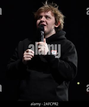 PHILADELPHIA, PA, Stati Uniti d'America - 11 dicembre 2019: Lewis Capaldi a Q102's iHeartRadio Jingle Ball a Wells Fargo Center. Foto Stock