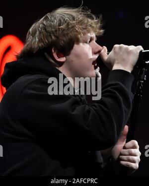 PHILADELPHIA, PA, Stati Uniti d'America - 11 dicembre 2019: Lewis Capaldi a Q102's iHeartRadio Jingle Ball a Wells Fargo Center. Foto Stock