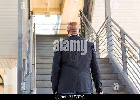 African American businessman di partire per un viaggio di lavoro. Foto Stock