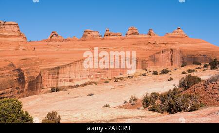 Delicato Arco visto dal punto di vista del Delicato arco superiore nel Parco Nazionale degli Arches, Utah Foto Stock