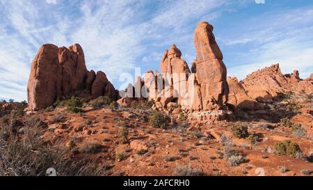 Solo una delle numerose formazioni rocciose lungo la strada per il giardino del Diavolo nell'Arches National Park, Utah Foto Stock