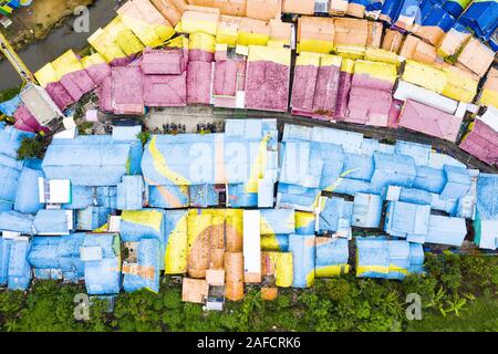 Vista da sopra, splendida vista aerea dell'Arcobaleno il villaggio è anche noto come Jodipan o Kampung Wisata Jodipan. Foto Stock