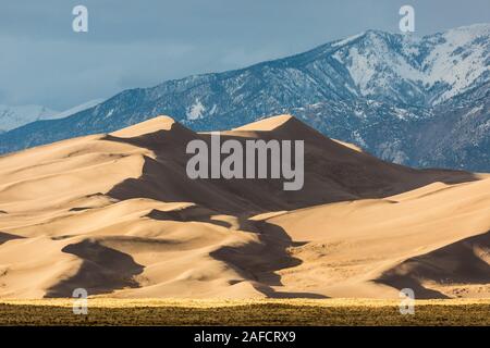 Vista del paesaggio di dune a Great Sand Dunes National Park in Colorado, le più alte dune di sabbia in Nord America. Foto Stock