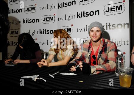 Ashley Greene, Rachelle Lefevre e Kellan Lutz durante il 'Twilight' DVD e abbigliamento da lanciare a Kitson a Los Angeles. Foto Stock