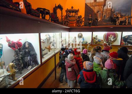 TORINO, ITALIA - Febbraio 2008: Museo dei Burattini in Gianduja teatro, una raccolta della famiglia Lupi. Una famiglia di burattinai italiani che hanno iniziato la loro wo Foto Stock