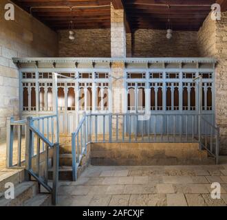 Spogliatoi con blue porta in legno scuri e balaustre in legno a abbandonato storica e tradizionale pubblico turco bathhouse, Moez Street, Il Cairo, Egitto Foto Stock