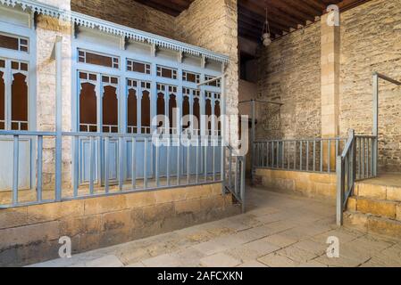 Spogliatoi con blue porta in legno scuri e balaustre in legno a abbandonato storica e tradizionale pubblico turco bathhouse, Moez Street, Il Cairo, Egitto Foto Stock