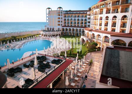 OBZOR, BULGARIA - Agosto 18, 2019: vista mare, piscina e terrazze di Riu Helios Hotel in Obzor Beach Resort, Bulgaria, su una soleggiata mattina d'estate. Foto Stock