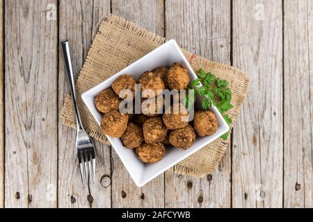 Porzione di polpette di carne come dettagliato di close-up shot; messa a fuoco selettiva Foto Stock